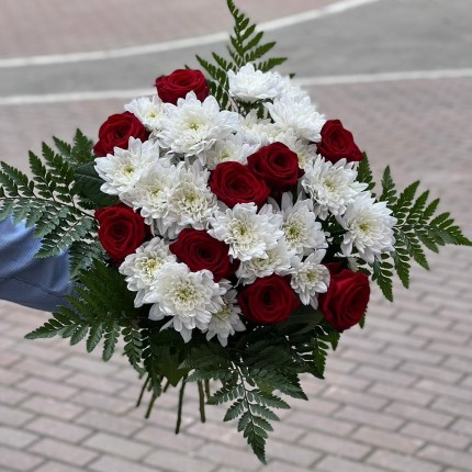 Букет из краных роз с зеленью "Василиса" - доставка в по Ахтубинску